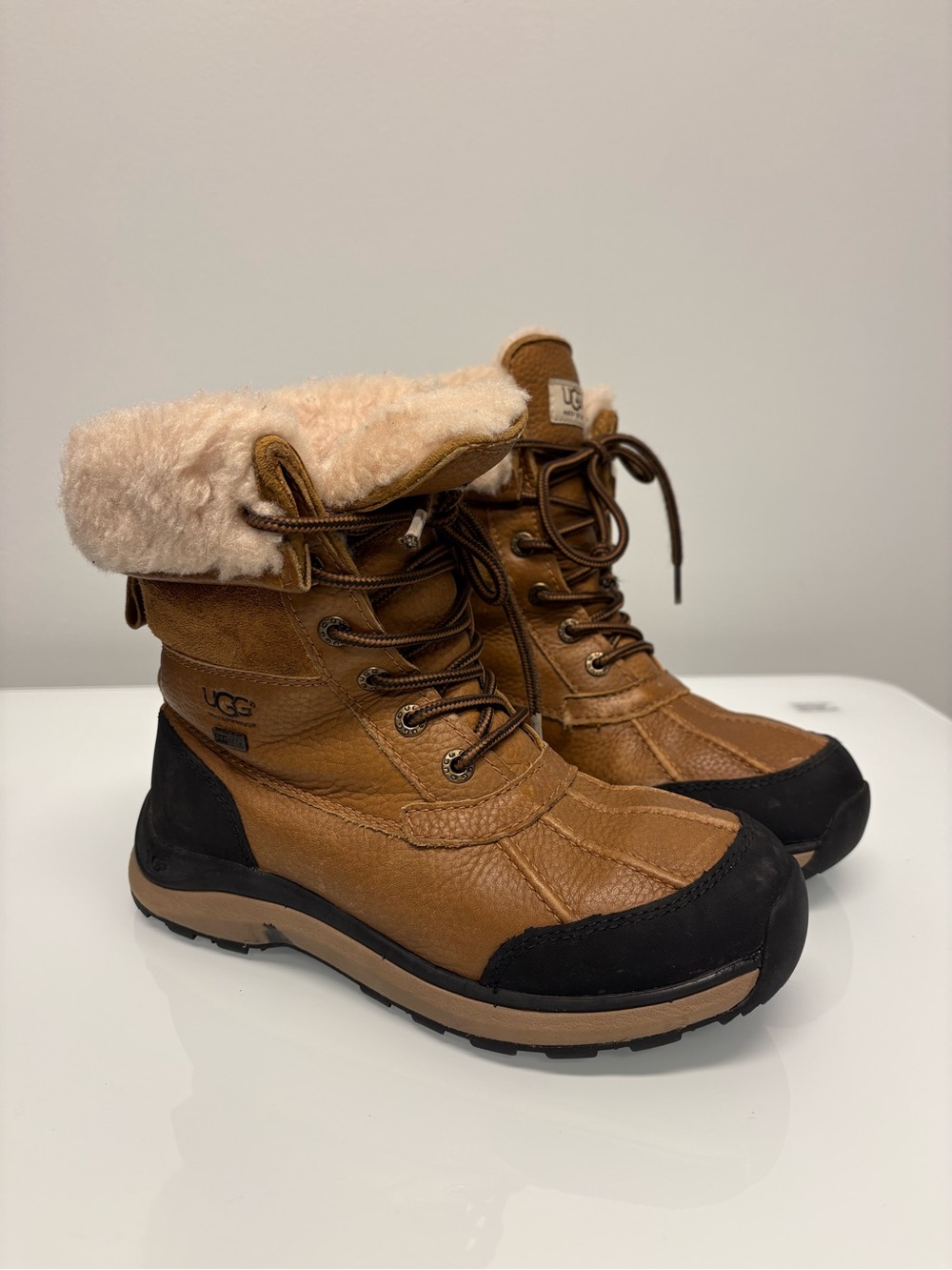 Ugg size 6 leather winter boots lined lace up Brown